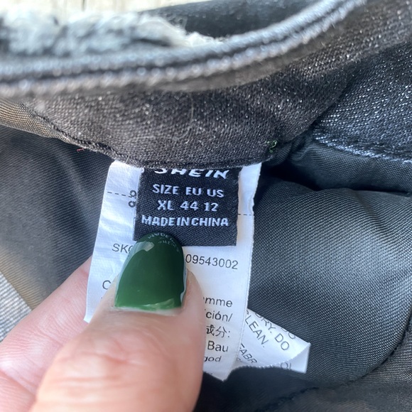 SHEIN ripped denim shorts ⚫️ - Picture 3 of 4